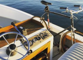 Steering wheel of a boat with a bicycle