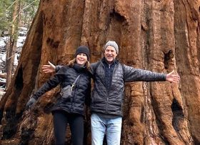 Treff in front of a tree