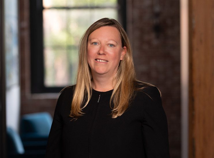 Erin Tracey headshot