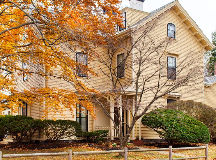 Episcopal Divinity School Deanery exterior hero